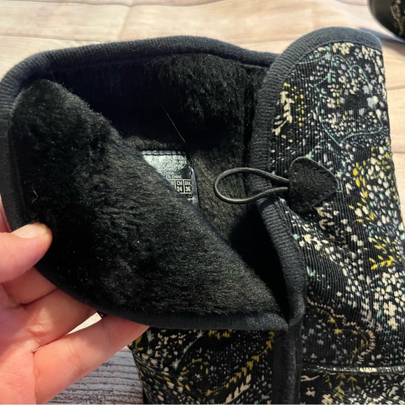 Black Floral Corduroy Sketchers Ankle Boots with Fuzzy Boots, Size 7 - Picture 4 of 5